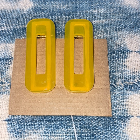 Yellow Translucent Resin Clips - Picture 3 of 3